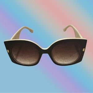 🦄 Black and Cream Classic Sunglasses!